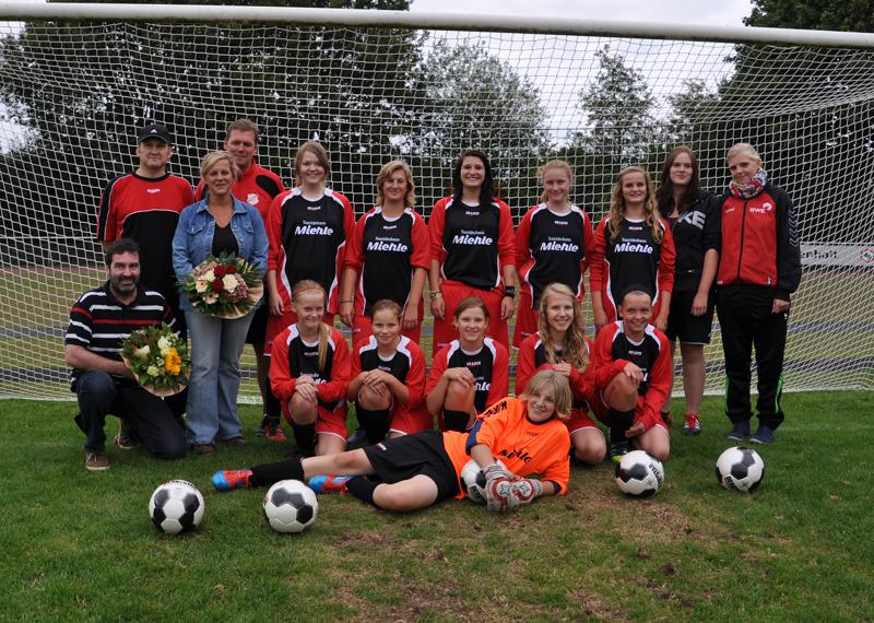 Die C-Juniorinnen im September 2012.  (h.v.l.) Betreuer Alex Belosub, Sponsorin Heike Miehle, Trainer Frank Knipper, Doreen Wensing, Katharina Hommel, Aysun Savas, Luisa Wolfert, Elisa Miehle, Betreuerinnen Julia Meickmann und Jana Vörding, (m.v.l.) Sponsor Ralf Miehle, Lea Maas, Carina Brockhoff, Marina Belosub, Laura Kielmann, Hannah Knipper, (v.v.l.) Sarah Hauling, es fehlten: Marie Schräder, Sarah Feldkamp                                                             Foto: I.R.