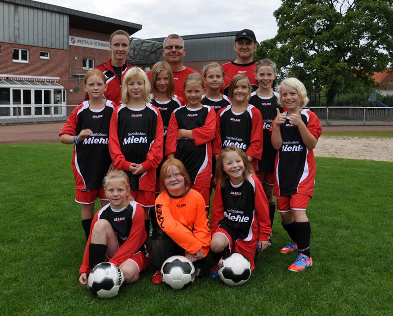 Die E-Juniorinnen im September 2012. (o.v.l.) Trainerin Anna Sengenhorst, Betreuer Markus Günter und Alex Belosub (m.v.l.) Tanja Belosub, Lisa Eggemann, Leonie Volmer, Sarah Sengenhorst, Rika Thiemann, Emelie Pieper, Pia Horstmöller, Muriel Günther, (u.v.l.) Marie Waltering, Joanna Kruse, Aileen Brockhoff, es fehlten: Pia Klein, Marie Büning                                      Foto: I.R.