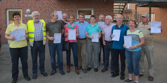 Die Nachbarn vom Kleikamp und von der neuen Vredestraße in Osterwick freuen sich über ihre Urkunden, die sie beim Radwandertag des Sportvereins Westfalia Osterwick errungen haben. Foto: az