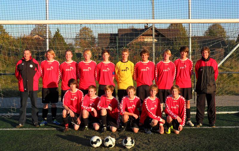 Die B1-Junioren von Westfalia Osterwick Vorne von links: Hannes Grams, Jan Knipper, Jonas Boll, Daniel Greve, Jonas Beulker, André Scheipers Hinten von links: Trainer Rolf Hirschberg, Linus Leutermann, Jonas Paschert, Yannik Lammers, Ulrich Wirtz, Florian Prause, Dominik Mielsch, Daniel Feldkamp, Lennart Feldmann, Co-Trainer Daniel Kramer