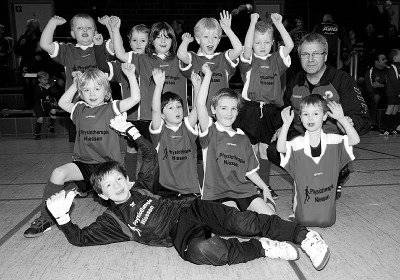 Es darf gejubelt werden: Beim ersten Auftritt in der Halle feierten die G.II-Junioren von Westfalia Osterwick um Trainer Karl-Heinz Graute immerhin einen Sieg. Foto: fw