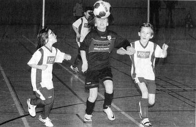 Leon Patte macht's mit Köpfchen: Der Kicker der Westfalia-F I (Mitte) setzt sich gegen zwei Spieler des SC Husen-Kurl durch.