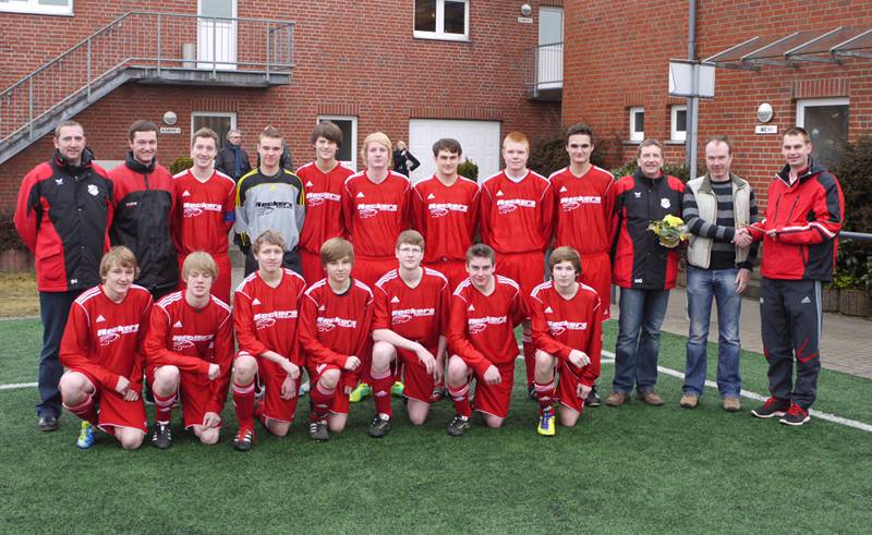 o.v.l.: Trainer Rolf Hirschberg, Betreuer Daniel Kramer, Jonas Paschert, Florian Prause, Yannik Lammers, Dominik Mielsch, Christian Sicking, Thomas Löchtefeld, Jugendgeschäftsführer Michael Galle, Sponsor Jörg Reckers, Materialkoordinator Dennis van Deenen u.v.l.: Linus Leutermann, Daniel Feldkamp, Daniel Greve, Jonas Boll, Nelson Mc Manus, Lars Knipper, Andre Scheipers Es fehlen: Ulrich Wirtz, Hannes Grams, Jonas Beulker 