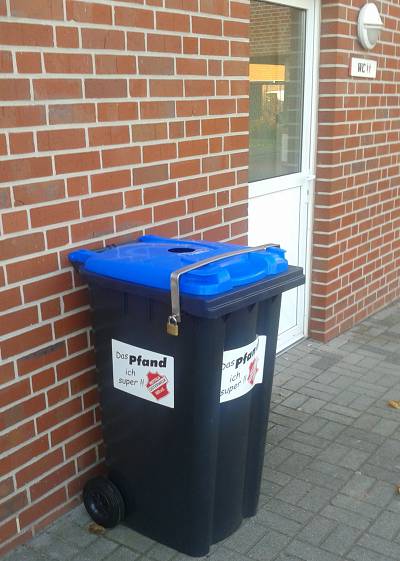 Die neue Pfandtonne am Vereinsheim.