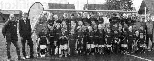 Unterricht auf dem Sportplatz statt in der Schule genießen zurzeit 54 Kinder: Bei Westfalia Osterwick finden noch bis heute die Fußballferien statt, durchgeführt von der Erlebniswelt Fußball e. V. und unterstützt von der Sparkasse Westmünsterland. Deren Osterwicker Niederlassungsleiter Wolfgang Evers (2. v. l.) wünschte den Nachwuchskickern persönlich viel Spaß, ehe es unter der Leistung von qualifizierten Trainern zur Sache ging -auch Jugendtrainer des Bundesligisten FC Schalke 04 gehören zum Team. Westfalia-Jugendleiter Jürgen Patte (links) hatte den Verein für die Sparkassen-Fußballferien beworben und den Zuschlag erhalten. Neben jeder Menge Tipps und Tricks gibt es für jeden Fußballer auch ein Trikot mit dem jeweiligen Namen.