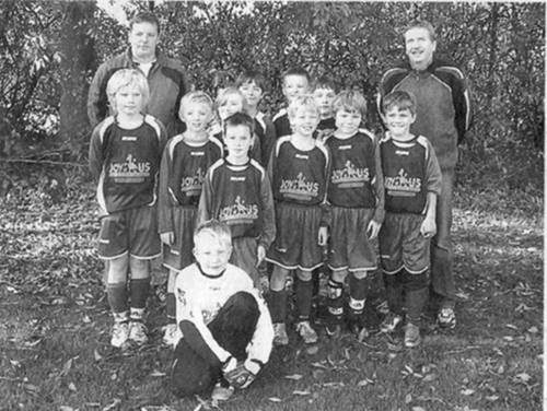 Die E I von Westfalia Osterwick hat Brukteria Rorup 5:3 geschlagen: hinten von links: Trainer Jürgen Boll, Moritz Sehräder, Tobias Mesdag, Henning Schlier, Etienne Niesen, Betreuer Michael Galle Mittlere Reihe: Laurenz Galle, Fabien Wilkes, Timo Fedders, Noah Eggemann, Niklas Boll, Janik Tembrockhaus, vorn: Keeper Fabian Leivermann. Es fehlt: Philipp Leuters.
