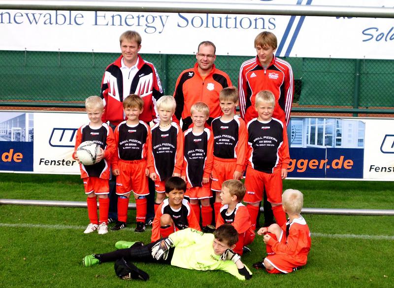 Die G1-Jugend im September 2012: (oben von links) Trainer Stefan Kersting, Betreuer Dirk Wünsch und Linus Leutermann, (mitte von links) Jannik Hagen, Noah Stehr, Julian Entrup, Anton Kelliger, Jorden-Ray Wolters, Elias Volkery, (unten von links) Jannis Krella, Jason Funkner, Marc Kersting, (liegend) Bent Schulte