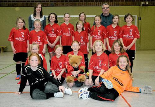 Mit Spaß dabei: die U 11-Juniorinnen von Westfalia Osterwick. Ganz hinten: Trainerin Anna Sengenhorst (links) und Trainer Markus Günther; stehend von links: Kathrin Hölscher, Sophie Waltering, Mette Büning, Pia Horstmöller, Aileen Brockhoff, Leonie Volmer, Sarah Sengenhorst, Emilie Pieper, Marie Büning; kniend von links: Marie Waltering, Pia Klein, Tanja Belosub, Muriel Günther, Finja Faroß; liegend: Joanna Kruse (links) und Rika Thiemann. Foto: Frank Wittenberg