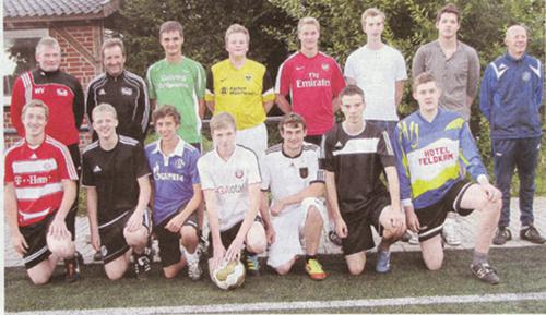Die A-Junioren von Westfalia Osterwick und Turo Darfeld kicken nun als eine Mannschaft in der Kreisliga B: ( oben, von links) Trainer Wolfgang Voigt, Torwart-Trainer Ralf Petrick, Thomas Löchtefeld, Dominik Nonhoff, Henri Lammerding, Michael Eschhaus, Nils Schröer, Trainer Michael Metzger, (unten, von links) Jonas Paschert, Simon Klostermann, Malte Löchtefeld, Christian Lütke Enking, Dominik Mielsch, Nils Thiäner und Christoph Rötgermann.    Foto: loe