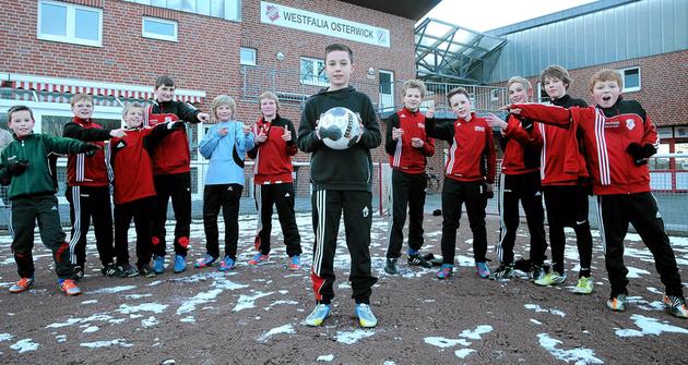 Abstimmen für das „Tor deines Lebens“: Die Teamkollegen von der D I der Westfalia Osterwick hoffen, dass Luka Patte (Mitte) für seinen Kracher im Hallenturnier-Finale gegen den VfL Rhede reichlich Stimmen sammelt und den Monatssieg holt. Foto: Frank Wittenberg