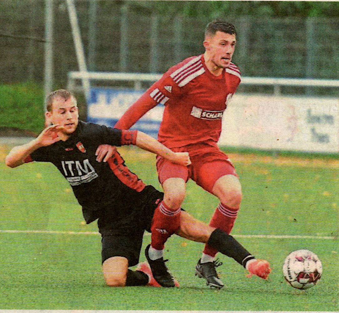Ohne „Grabo", aber trotzdem mit Erfolg: Luca Thiäner (rechts) und die Westfalia schnappten sich trotz allen Einsatzes von Rene Böing die drei Punkte im Gastspiel beim SV Gescher.