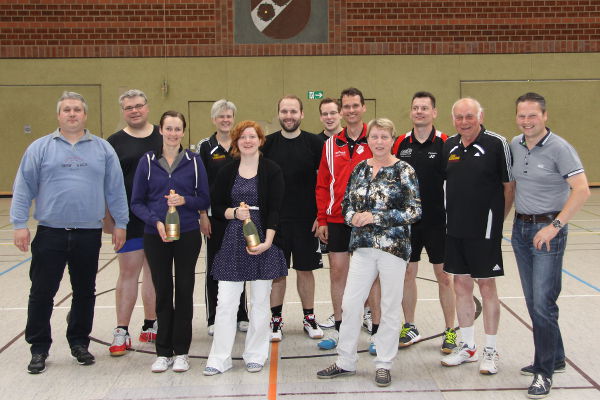 Beim Badminton-Jux-Turnier der Westfalia Osterwick freuen sich die Beteiligten und Gewinner über eine rundum gelungene Veranstaltung.