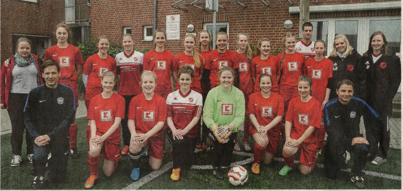 Die jungen Fußballerinnen von Westfalia Osterwick durften eine Trainingseinheit mit Ervin Skela und Manuel Hiemenz von Eintracht Frankfurt im heimischen Stadion absolvieren.