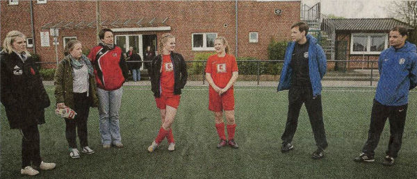 Vor dem Training erkundigen sich Ervin Skela (r.) und Manuel Hiemenz (2. v.r.) über aktuelle Erfolge der Osterwicker Fußballerinnen - unter anderem bei Abteilungsleiterin Gerburg Sengenhorst (3. v.l.).