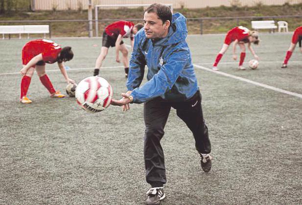 Ervin Skela macht vor und bittet seine Schülerinnen, es ihm gleich zu tun. Foto: az