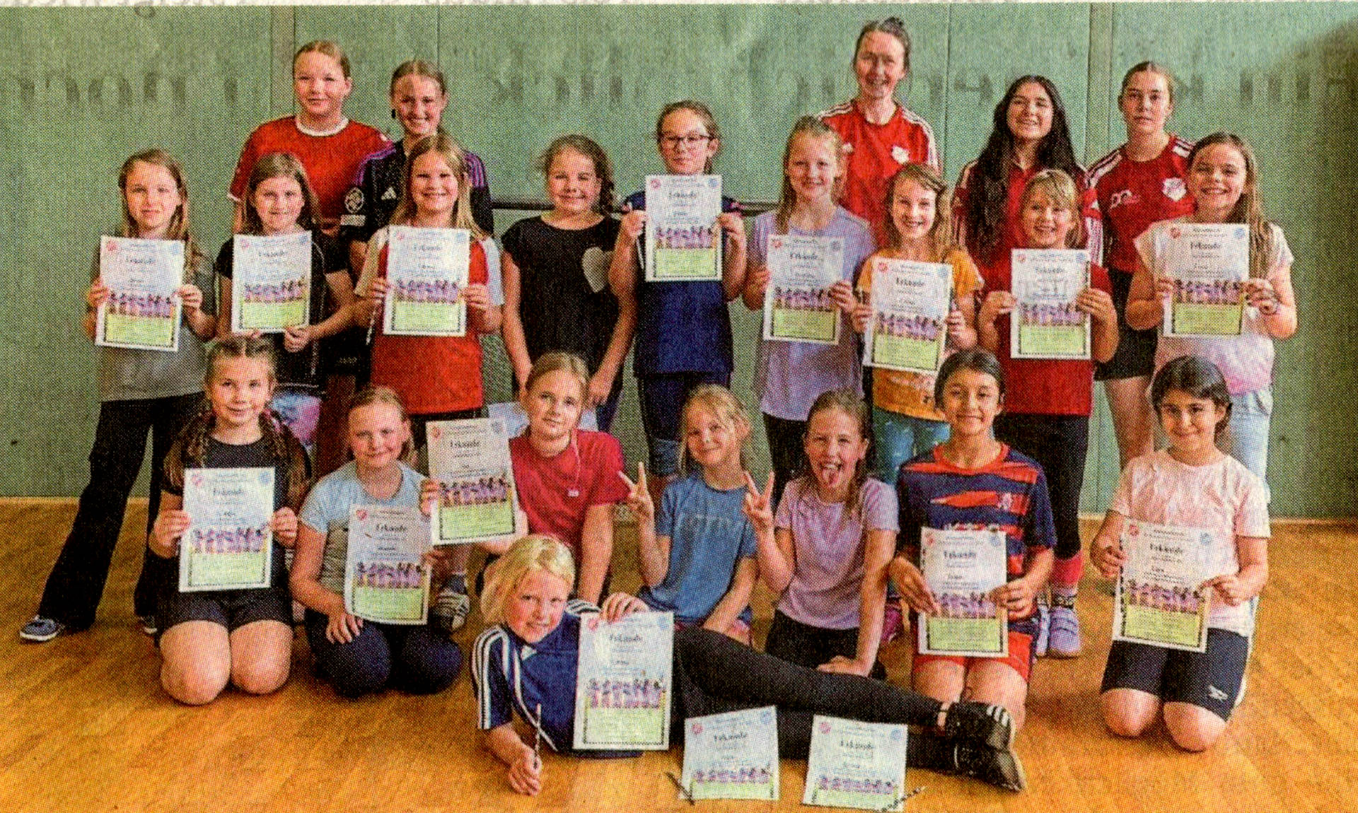 Allgemeine Zeitung Die JSG Darfeld/Osterwick hat in der Sebastian-Grundschule in Osterwick wieder einen erfolgreichen Mädchen-Fußballtag durchgeführt. Dabei hatten die Mädchen der Klassen eins bis vier erneut die Möglichkeit, ihr Talent im Fußballspielen auszuprobieren. Die Verantwortlichen der JSG hoffen, dass die Spielgemeinschaft dadurch wieder neue Spielerinnen gewinnen kann. Sie bedankt sie bei der Grundschule für die gute Zusammenarbeit. Foto: JSG Darfeld/Ostemck