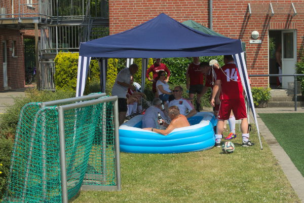  Der Pool wurde von unseren Gästen gleich in Beschlag genommen.