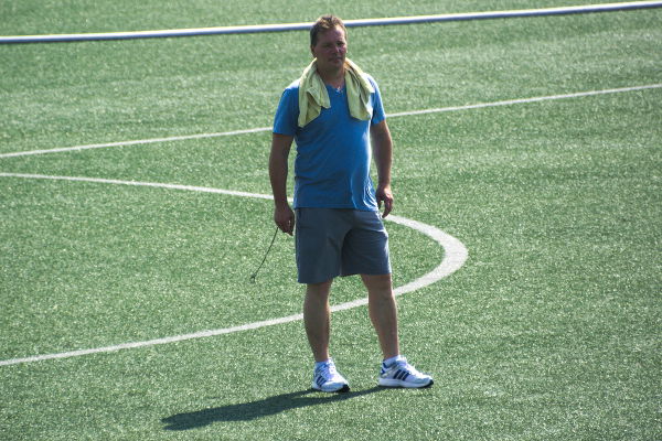 Jürgen Boll als Schiri mit Handtuch