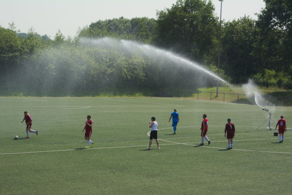 Pausen Abkühlung unter dem Wasserwerfer 