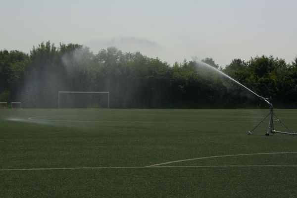 Der Wasserwerfer sorgt für Abkühlung des Kunstrasens.