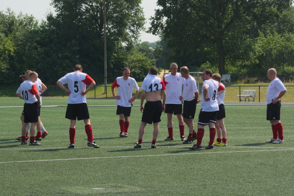  Die Altherren von Osterwick vor dem zweiten Spiel.