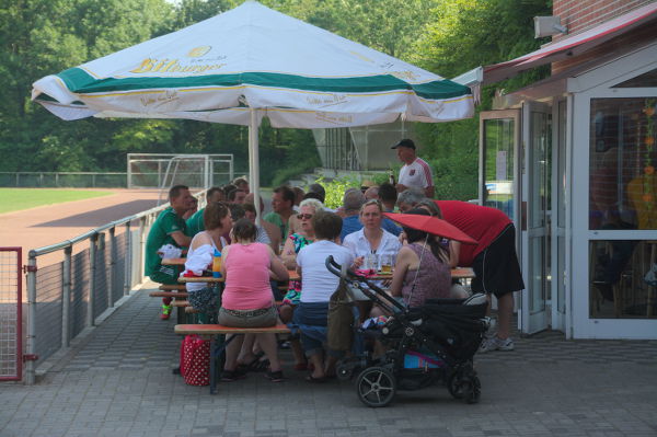 Geselliges Beisammensein auf der Schattenseite im Westfalia Stadion. 