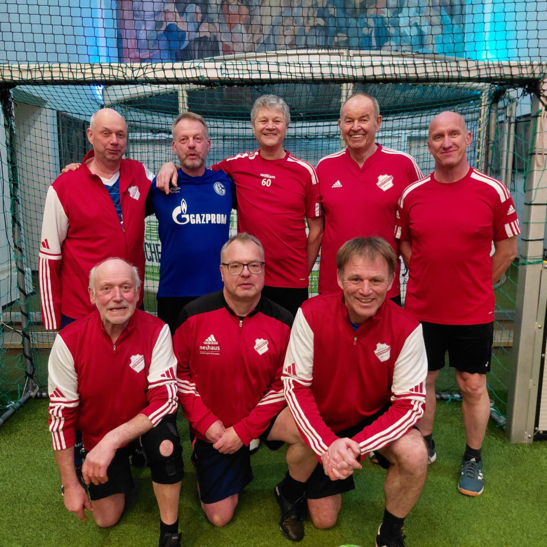 Anstatt draußen in der Kälte zu kicken, tauschten die Walking-Footballer aus Osterwick um Trainer Christian Bröker (unten Mitte) den Sportplatz mit der Soccer- und Kunstkirche in Wettringen.    Foto: westfalia