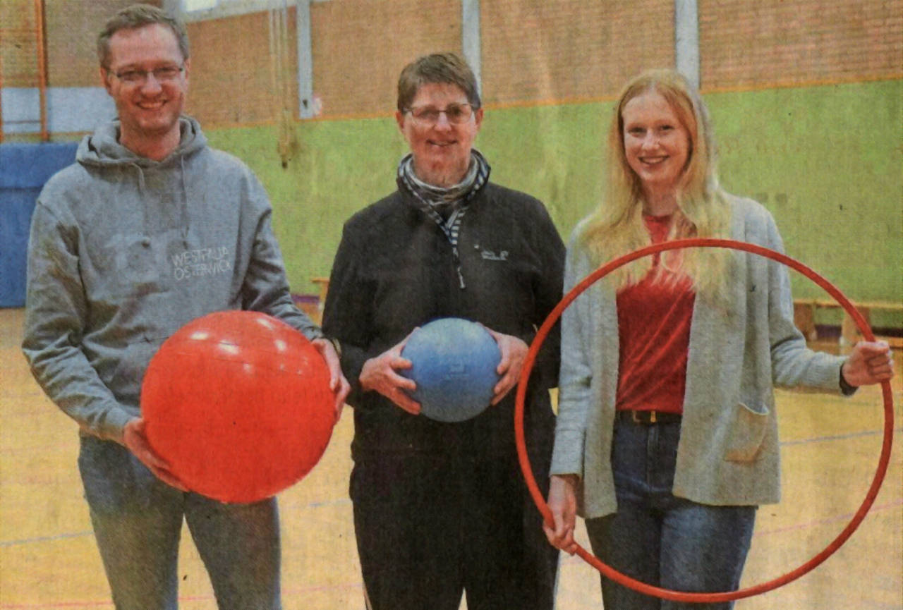 Freuen sich darüber, nun auch Rehabilitationssport ins Vereinsangebotzu integrieren: (v.l.) Daniel Kramer sowie die beiden Übungsleiterinnen Rita Gauselmann und Johanna Galle.    Foto: Leon Eggemann
