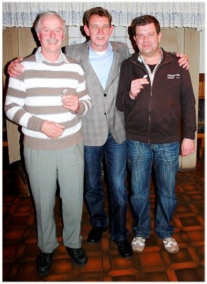 F&uuml;r ihr au&szlig;ergew&ouml;hnliches Engagement im Sportverein zeichnete Vorsitzender Dieter Wilger Herbert Brambrink (links) und Christian V&ouml;rding (rechts) aus.