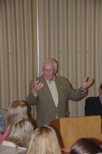 er Ehrenvorsitzende Ewald Belker übernimmt die Wahlleitung zur Wiederwahl des Ersten Vorsitzenden.