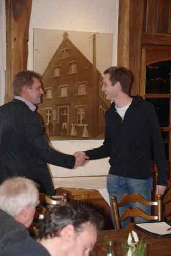  Dieter Wilger beglückwünscht Daniel Kramer zur Wahl als Beisitzer im Westaflia Vorstand