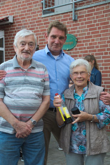 Dieter Wilger ehrt die beiden ältesten Teilnehmer des Radwandertages