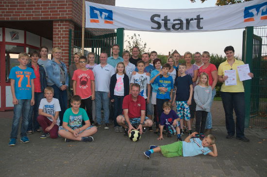 Dieter Wilger nennt die zweitplatzierte Mannschaft und die Sieger recken die Arme in die Höhe.