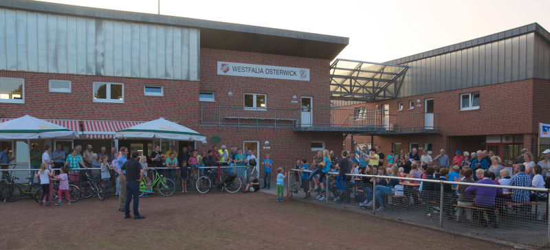 Dieter Wilger nennt die zweitplatzierte Mannschaft und die Sieger recken die Arme in die Höhe.