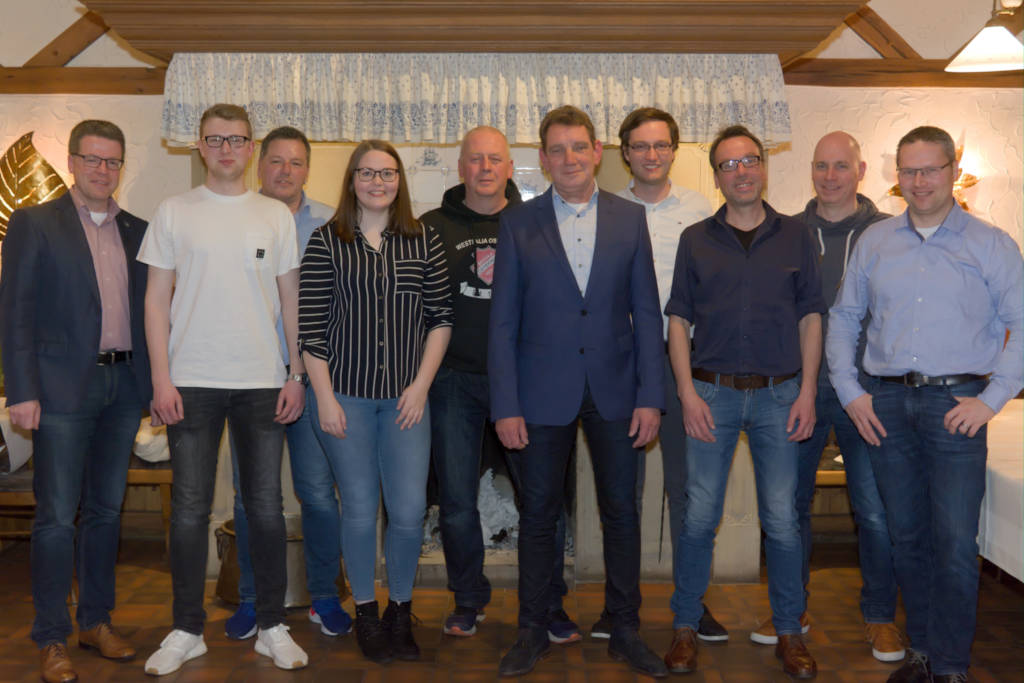 Der Westfalia-Vorstand mit Gästen: (von links) Bürgermeister Christoph Gottheil, Robin Boom (Projekt Kleinspielfeld), Jürgen Boll (Beisitzer), Doreen Wensing (Beisitzerin), Jürgen Patte (2. Vorsitzender), Dieter Wilger (Vorsitzender), Daniel Kramer (2. Vorsitzender), Peter Fedders (Geschäftsführer), Eike Nonhoff (Kassierer), Torsten Merschformann (Beisitzer); es fehlt Beisitzer Carlo Börnhorst. Foto: Ingo Röschenkemper