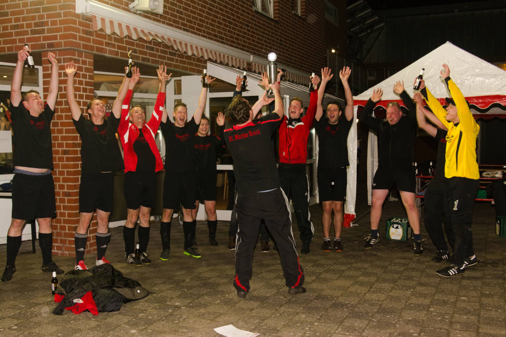 Allgemeine Zeitung OSTERWICK (leg). Nach zwei corona-gebeutelten Jahren sollte es am 25. Juni die große Premiere geben. Nun allerdings haben die Verantwortlichen von Westfalia Osterwick des traditionelle Nachbarschaftsturniers mitgeteilt, dass die Veranstaltung verlegt werden muss. Der Grund: Diverse Terminüberschneidungen. Wann das Nachbarschaftsturnier stattdessen angesetzt wird, will das Organisationsteam zeitnah bekannt geben. Sicher ist: Wieder sollen zahlreiche Nachbarschaften darum kämpfen, dem Titelverteidiger Brock den Siegerpokal zu entreißen. Foto: Archiv