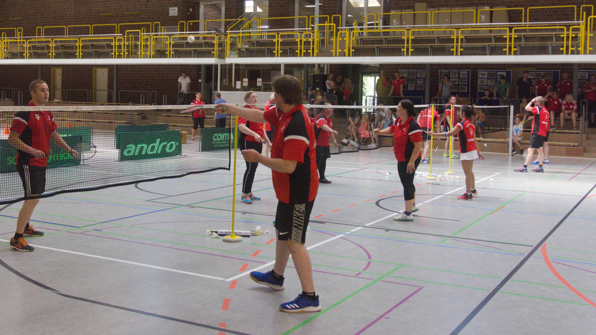  Auch die Basketball- und Badmintonabteilung (kleines Foto) luden zum Mitmachen ein, um die Sportarten kennenzulernen. Fotos: Ingo Räschenkemper