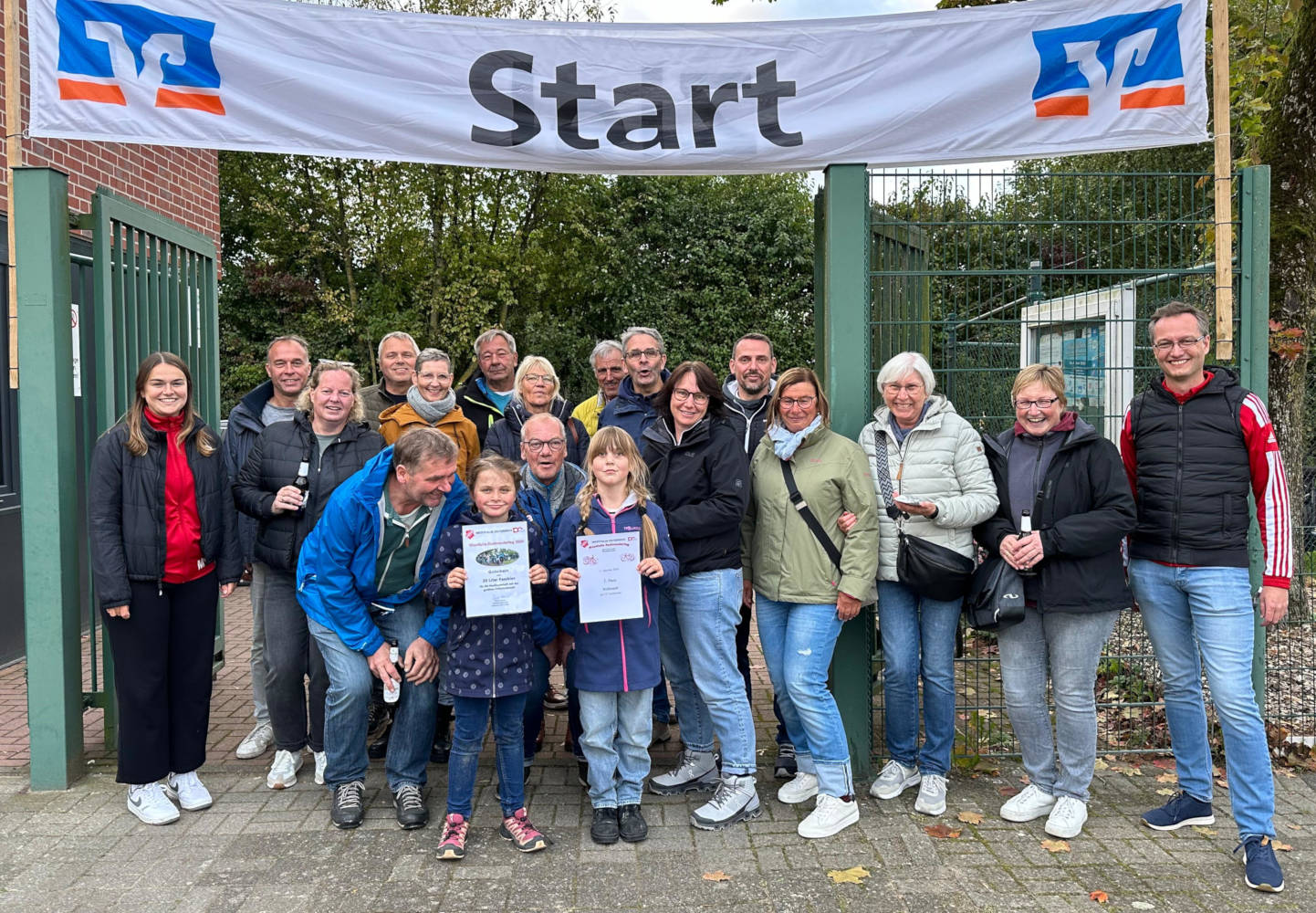 Die Nachbarschaft Wellenort zeigte sich begeistert, nach vielen Jahren nun endlich wieder den Radwandertag von Westfalia Osterwick gewonnen zu haben. Foto: Fotos: Mette Büning