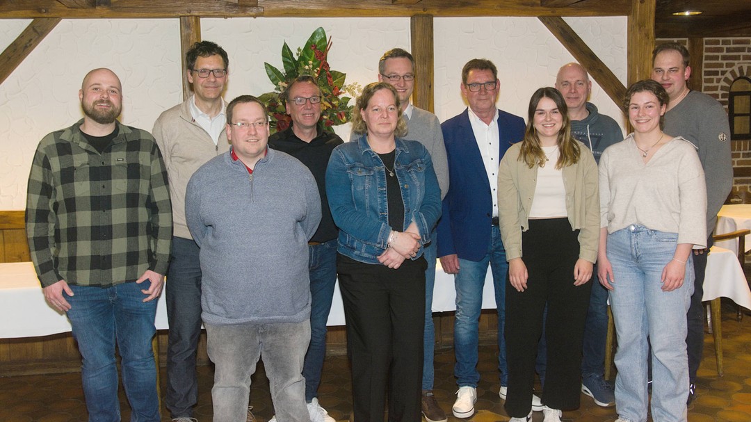 Kamen bei der Generalversammlung von Westfalia Osterwick zusammen: (von links) Carlo Bönhorst, Ingo Röschenkemper, Kai Lemke (neuer Schriftführer), Peter Fedders (Geschäftsführer), Andrea Hagen, Daniel Kramer (neuer Erster Vorsitzender), Dieter Wilger, Marie Schräder (neue Zweite Vorsitzende), Eike Nonhoff, Mette Büning und Dennis van Deenen. Foto: Ingo Röschenkemper