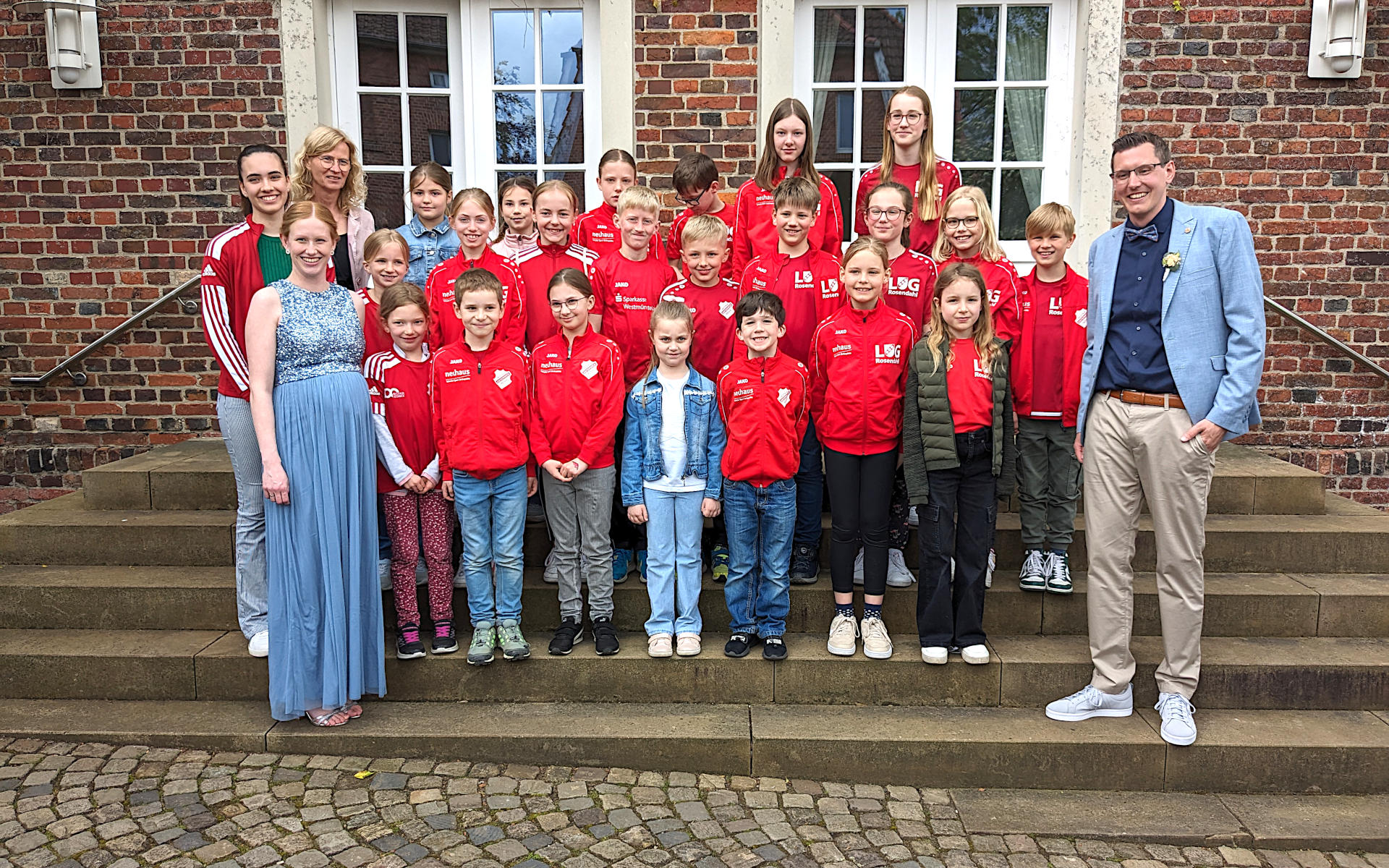 Die Leichtathletikkinder holten sich das Hochzeitspaar zum Gruppenfoto