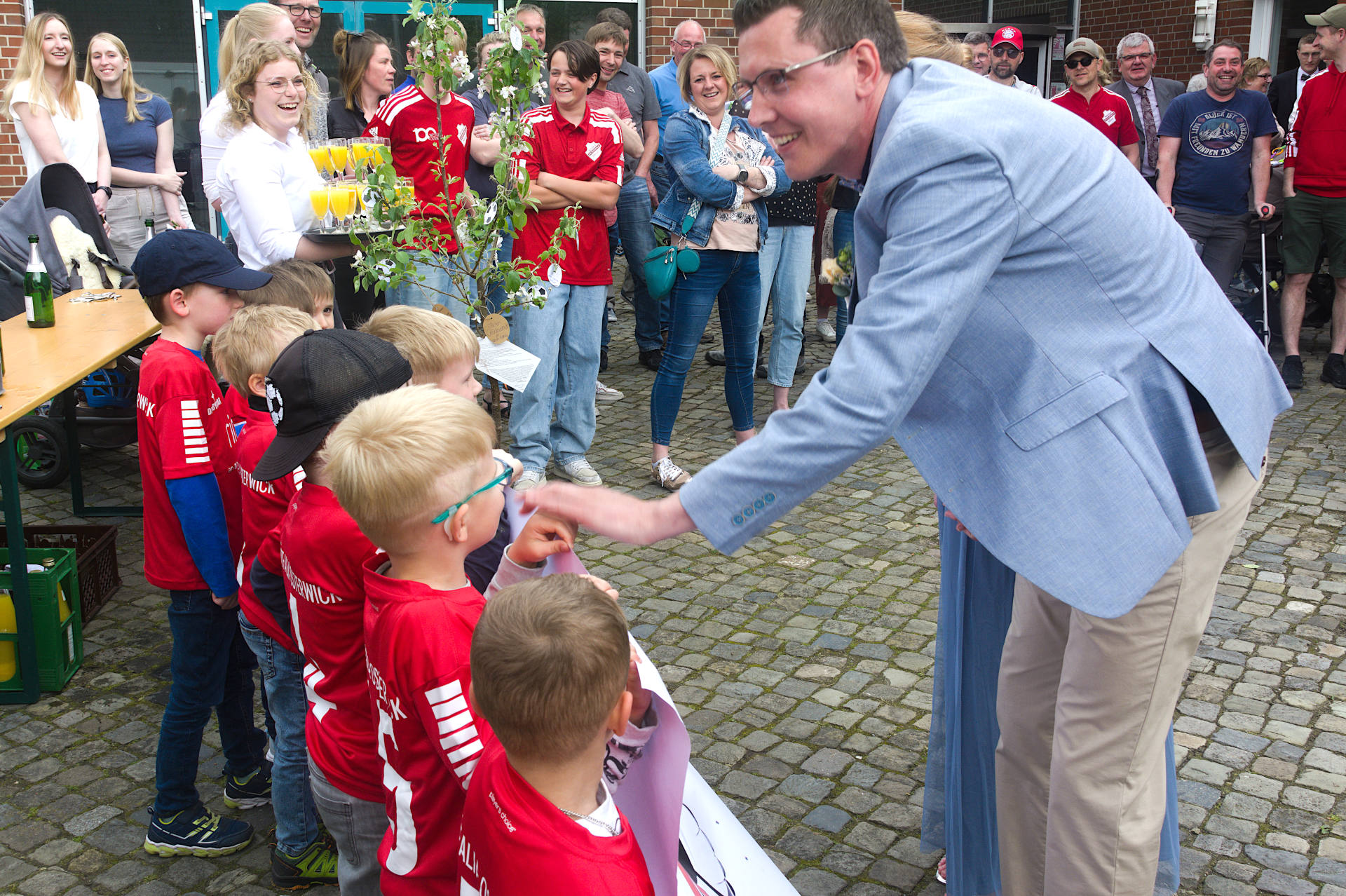 Tobi bedankt sich bei seinen Minikickern für das Banner