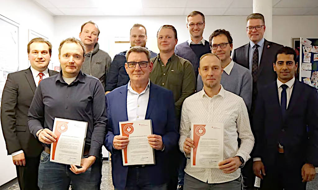 Die Sparkasse Westmünsterland hat in Person von Arkin Eryilmaz (r.) den Ehrenamtspreis beim Neujahrsempfang verliehen. Freuen dürfen sich über das Preisgeld von je 1000 Euro die drei großen Sportvereine. Dankend nahmen (vorne, von links) Christian Flenker (Vorsitzender Schwarz Weiß Holtwick), Dieter Wilger (Vorsitzender Westfalia Osterwick) und Markus Plogmaker (2. Vorsitzender Turo Darfeld) die Preise im Beisein von weiteren Vereinsvertretern, Jens Wortmann (l., Geschäftsführer Kreissportbund Coesfeld) und Bürgermeister Christoph Gottheil entgegen. Foto: Leon Seyock