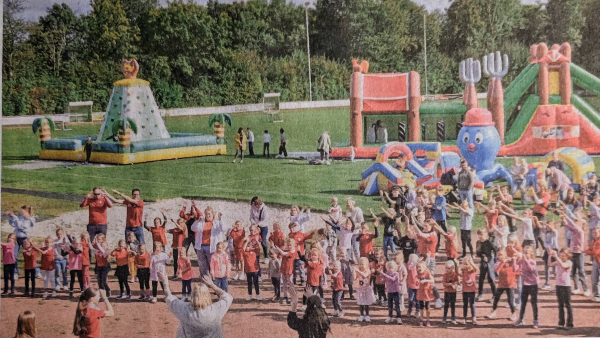 Kaum dröhnte der Mitmach-Tanz "No Stress" durch die Boxen am Westfaiia Stadion, schon strämen zahlreiche Kinderund auch Erwachsene die "Tanzfläche" vor dem Rasenplatz, während im Hintergrund auf dem Spielgelände herumgetobt wird. Fotos Leon Eggemann