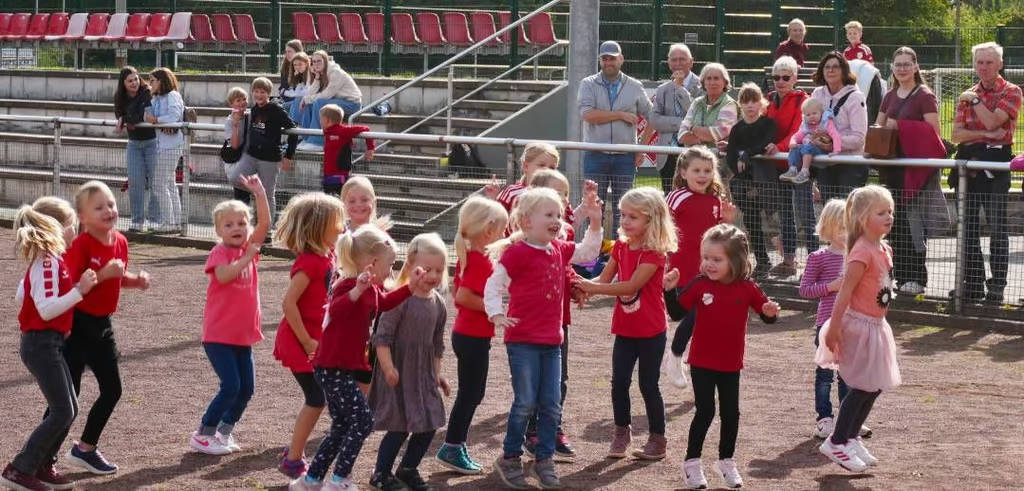 Der ganz große Auftritt für die ganz Kleinen: Die drei Tanzgruppen von Westfalia Osterwick eröffneten vor ihren Eltern, Freunden und Bekannten den Familientag.