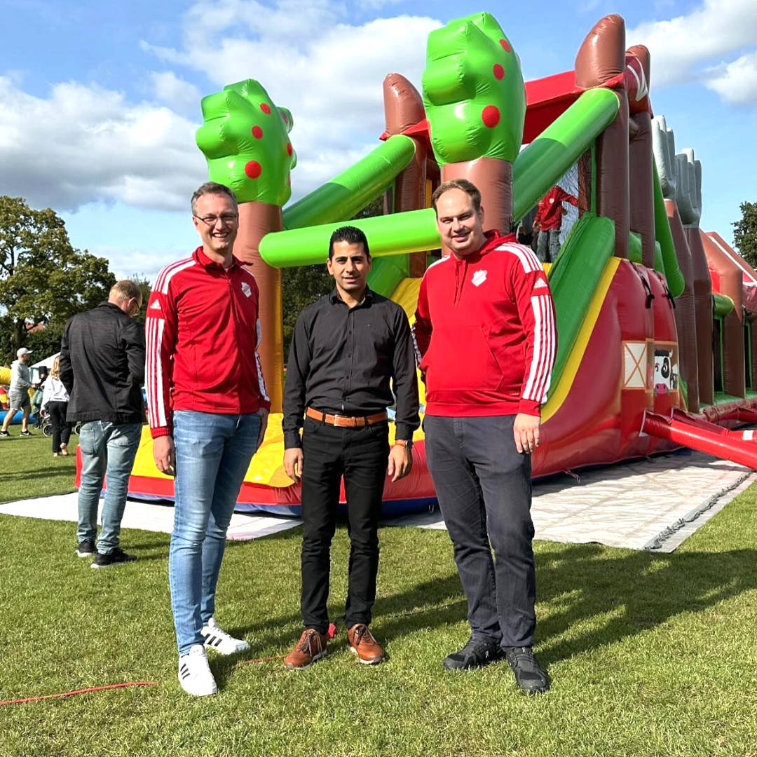 Für die finanzielle Unterstützung beim Familientag bedankten sich Daniel Kramer (I.) und Dennis van Deenen (r.) bei Arkin Eryilmaz und die Sparkasse Westmünsterland.    Foto: Mette Büning