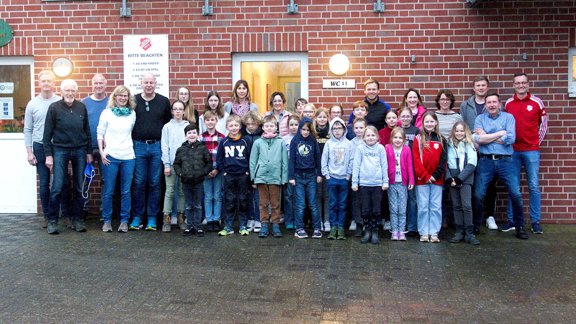 Freudige Gesichter bei der Urkundenübergabe: Insgesamt 68 Mitglieder von Westfalia Osterwick bekamen von Klaus Becker das Sportabzeichen überreicht.    Foto: Ingo Röschenkemper