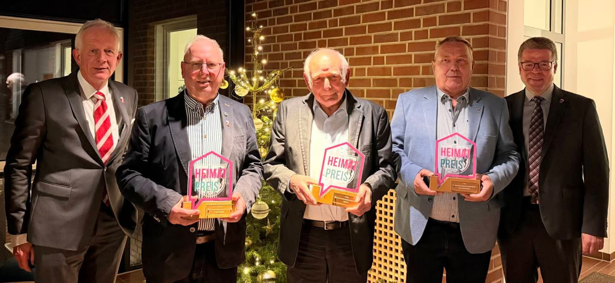 Nahmen von Laudator Alfred Eimers (l.) und Bürgermeister Christoph Gottheil (r.) die Glückwünsche entgegen: (Mitte v.l.) Rolf van Deenen, Willi Isfort und Werner Gerbersmann sind die die aktuellen Preisträger des Rosendahler Heimat-Preises. Fotos: Leon Eggemann