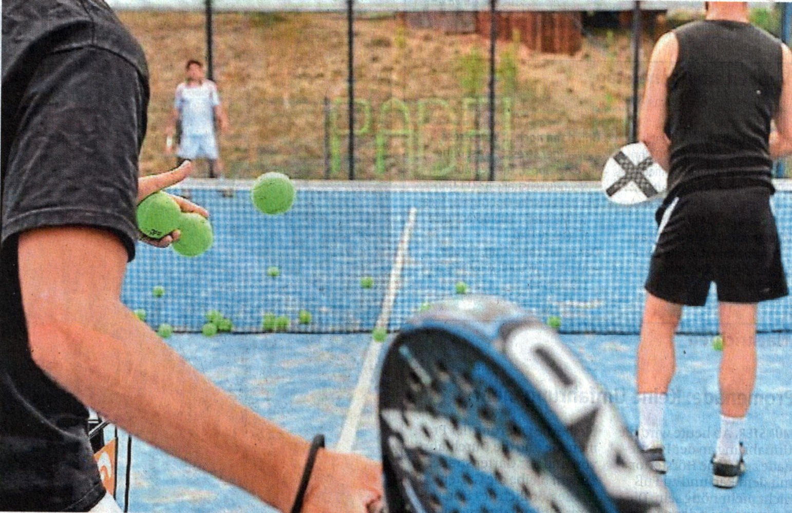 Die Trendsportart Padel-Tennis ist auch im Kreis Coesfeld auf dem Vormarsch, nun soll sie auch die Gemeinde Rosendahl erobern. Eine Anlage wird im neuen Jahr in direkter Nähe zur Tennisanlage von Westfalia Osterwick entstehen.    Foto: dpa/Britta Pedersen
