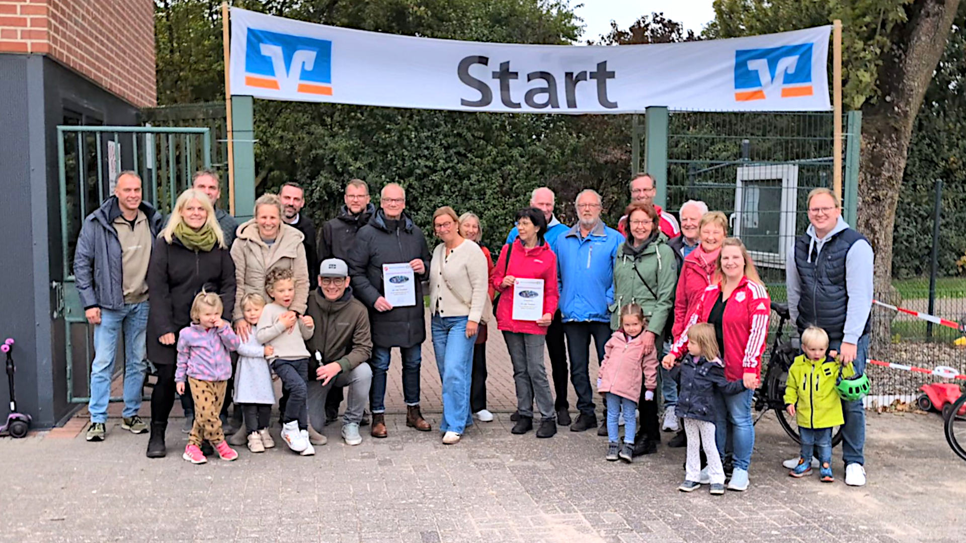 Die Teilnehmenden der siegreichen Nachbarschaften Sonnenschein und Wellenort