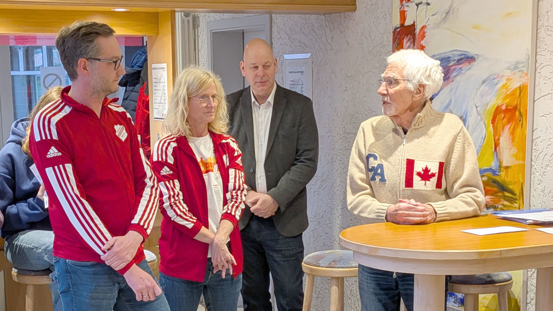 Sportabzeichenbeauftragter Klaus Becker bedankt sich bei Mecky Galle und Daniel Kramer für die langjährige Partnerschaft.